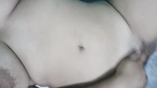 milf cachonda se masturba hasta hacer un squirt