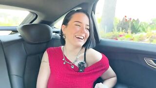 Rose, 20 Ans, Souffle Ses Bougies D'anniversaire