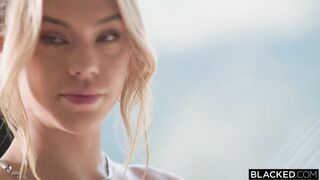 Blonde came to the guy to enjoy his cock ????