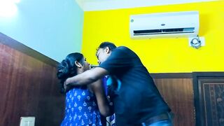 AC mechanic ne hot bhabhi ka chut chatke chut fuck kiya or bhabhi ka mal nikala(guder ros chata)